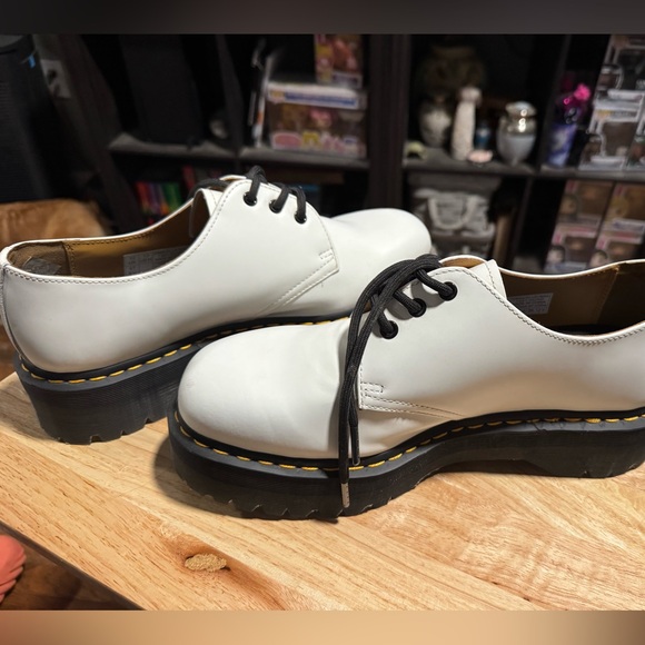 NWOT Dr. Martins Cream Leather Shoes main image 11